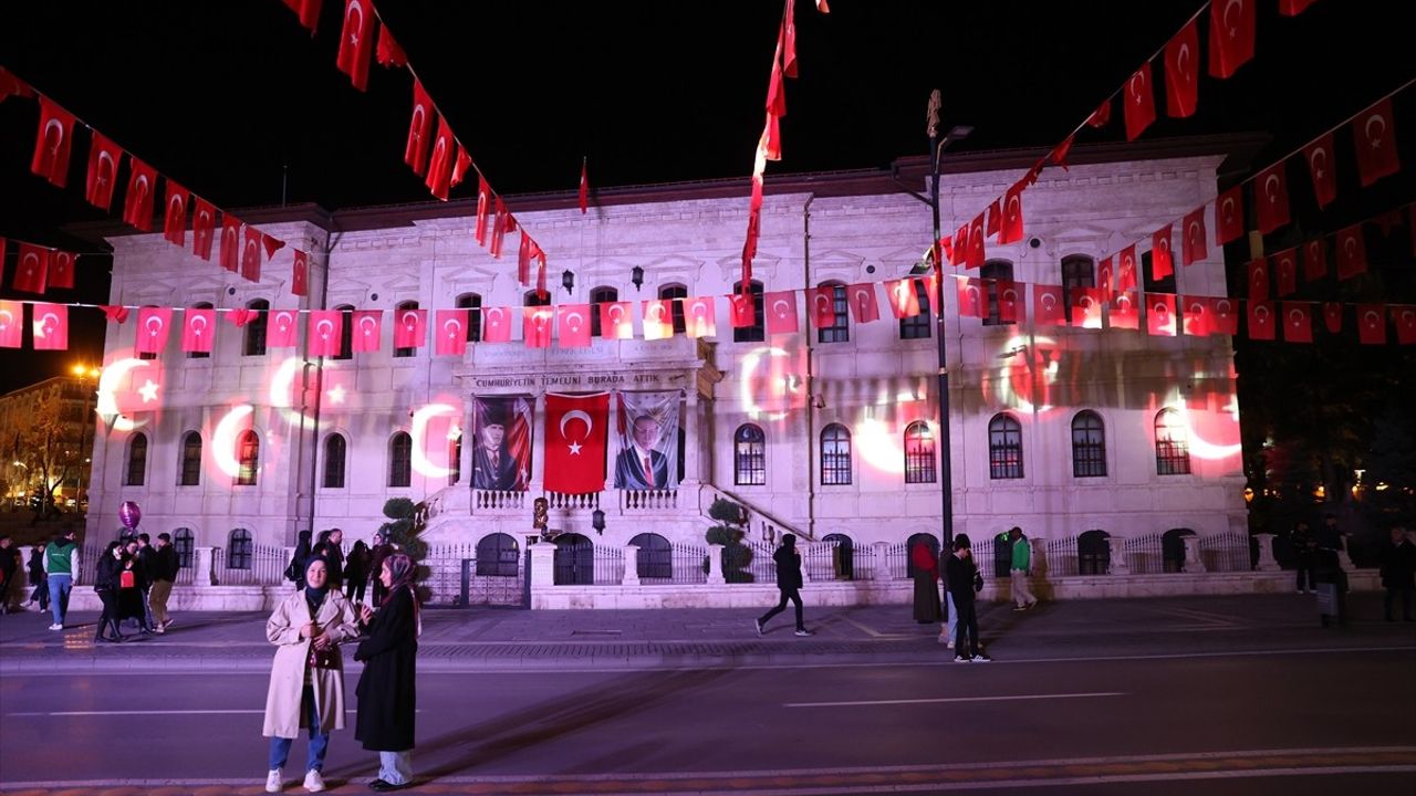 Sivas'ta 29 Ekim: Cumhuriyet'in 102. yılı fener alayıyla kutlandı