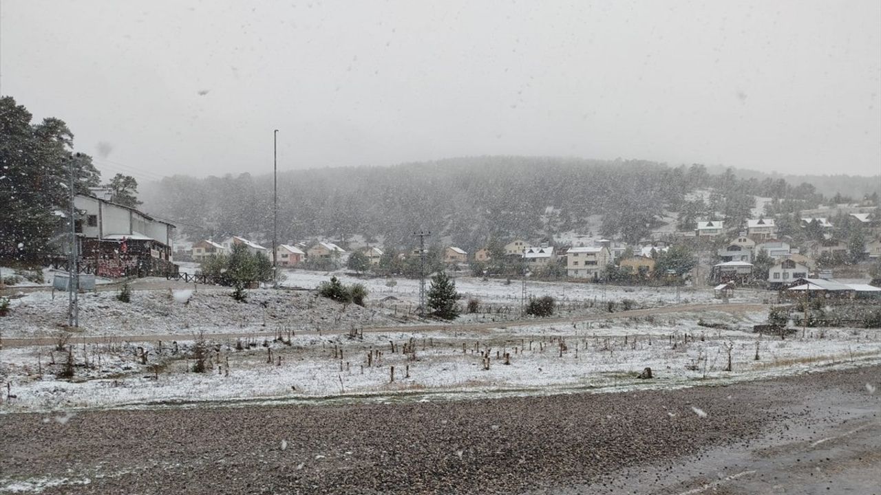 Sivas'ta Eğriçimen Yaylası'na kar yağdı