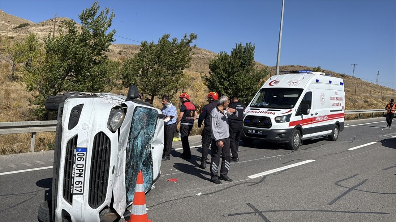 Sivas'ta kaza: Otomobil ile hafif ticari araç çarpıştı — 10 yaralı, 6'sı çocuk