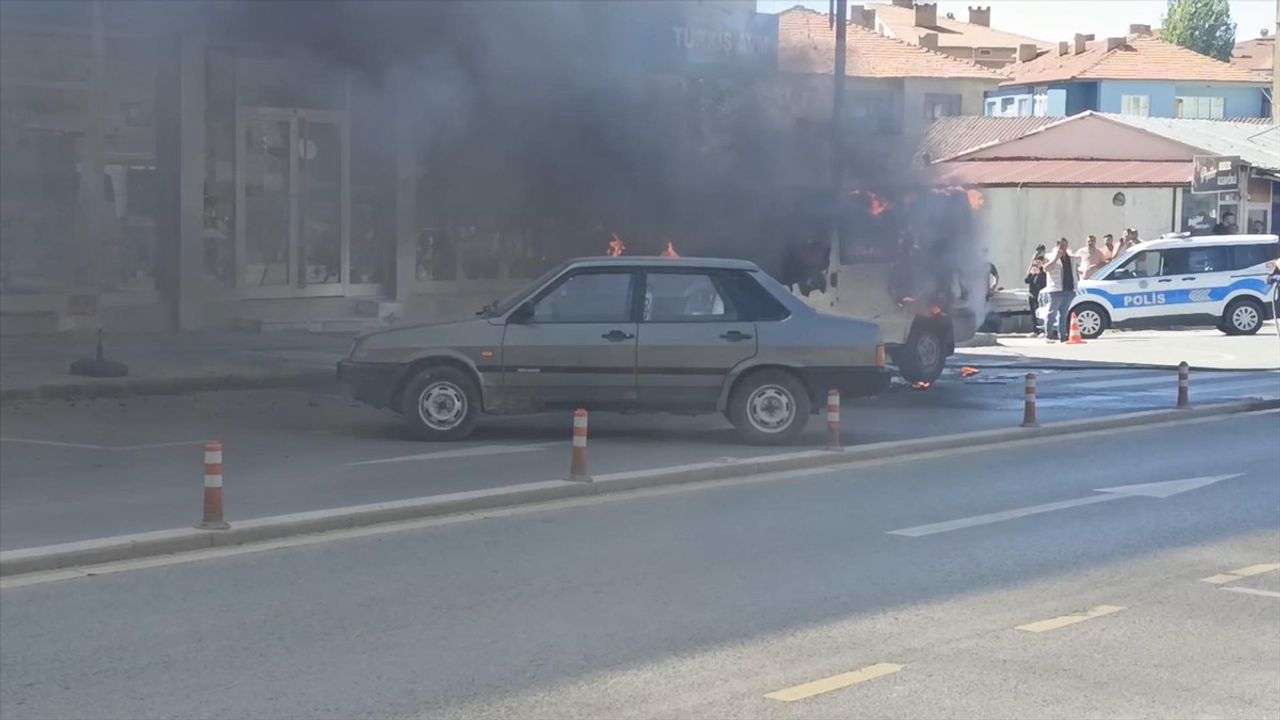 Sivas'ta Park Halindeki Hafif Ticari Araç Yanıp Kendiliğinden Hareket Etti