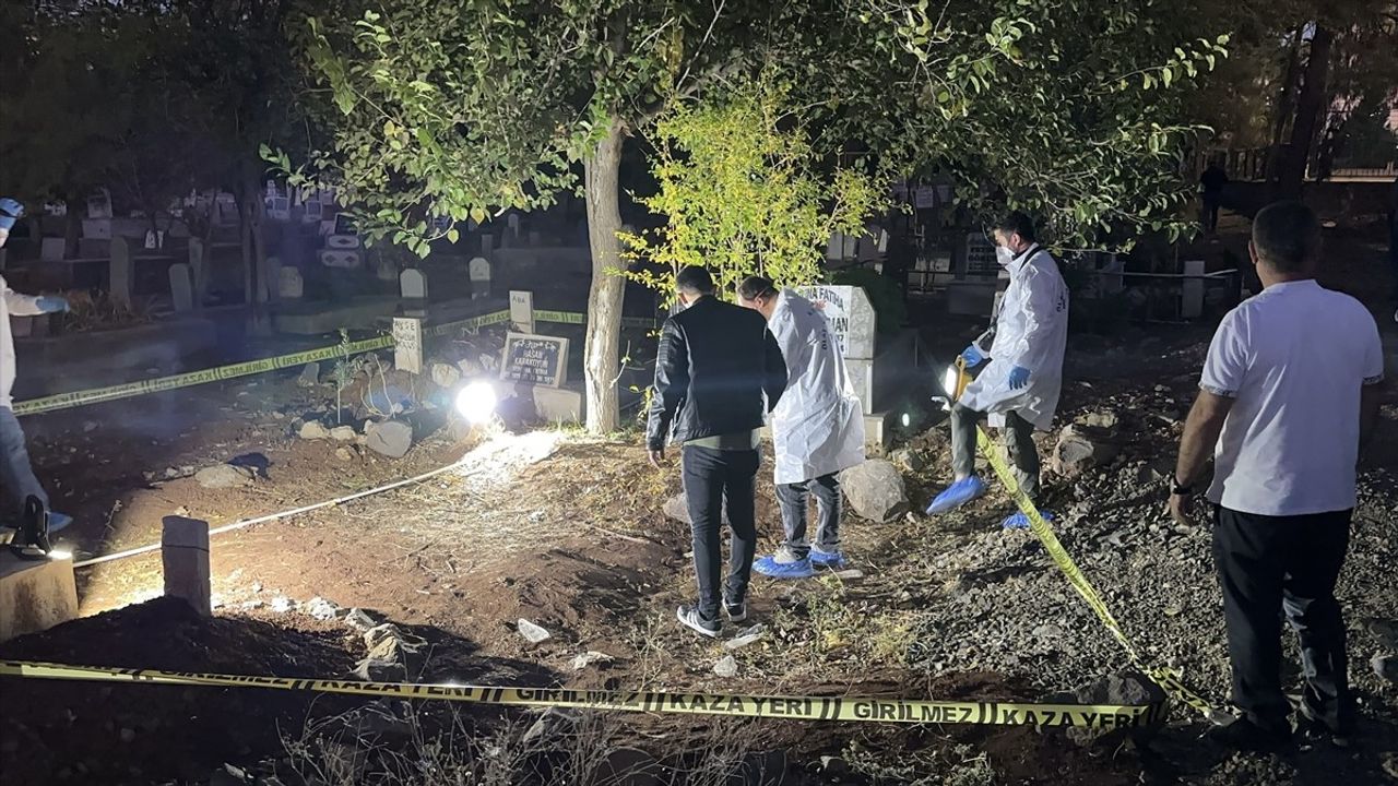 Siverek'te Asri Mezarlıkta Bebek Cesedi Bulundu