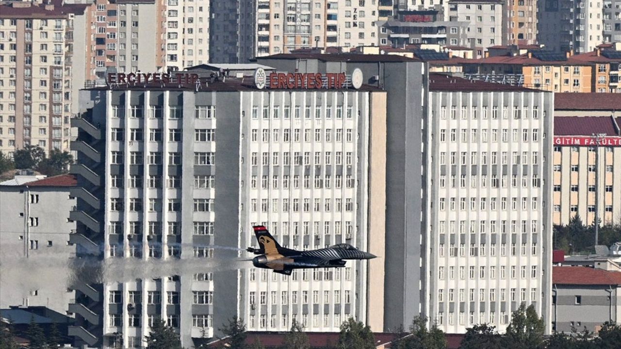 SOLOTÜRK Kayseri'de Nefes Kesen Gösteri Uçuşu