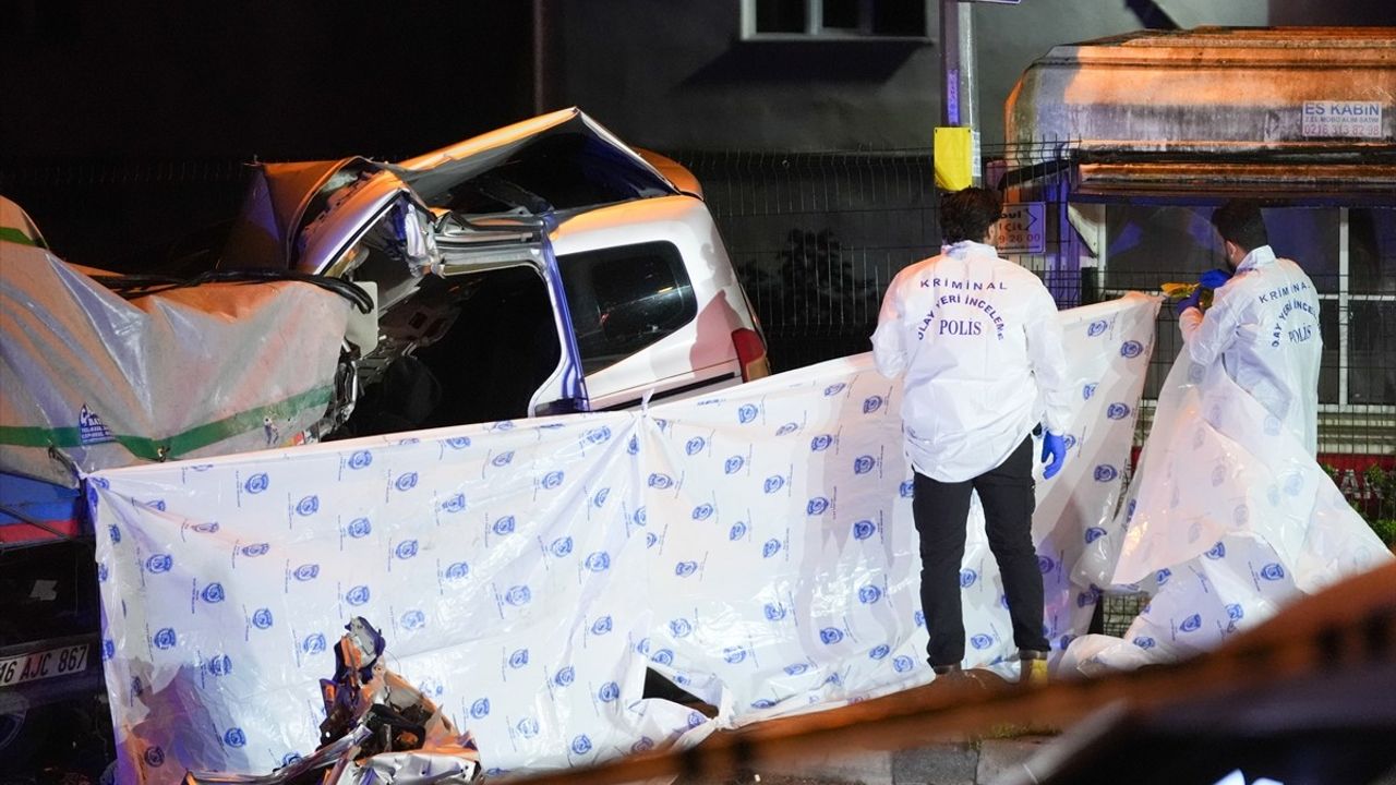 Sultanbeyli'de Polisi Görmezden Gelen Araç Tıra Çarptı: 1 Ölü, 1 Ağır Yaralı