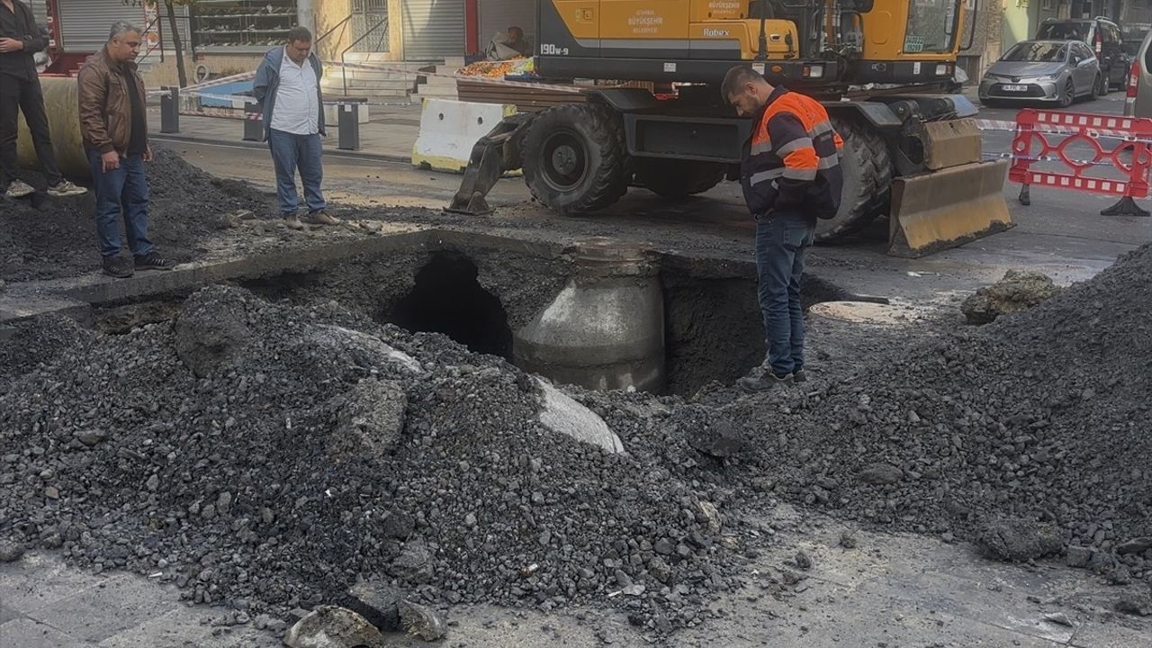 Sultangazi'de Çöken Yol İçin İBB ve İSKİ Ekipleri Müdahale Ediyor
