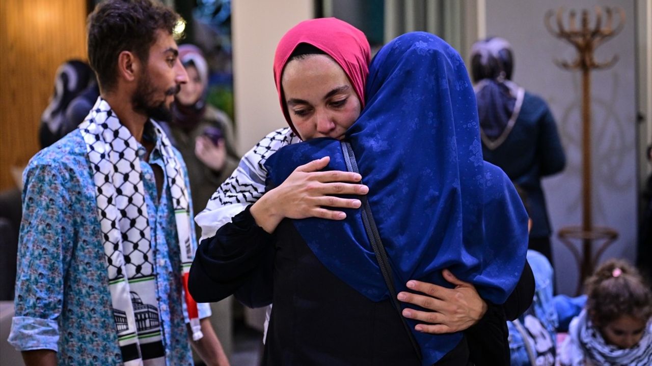 Sümeyye Sena Polat annesine kavuştu — Küresel Sumud Filosu aktivistleri İstanbul'da