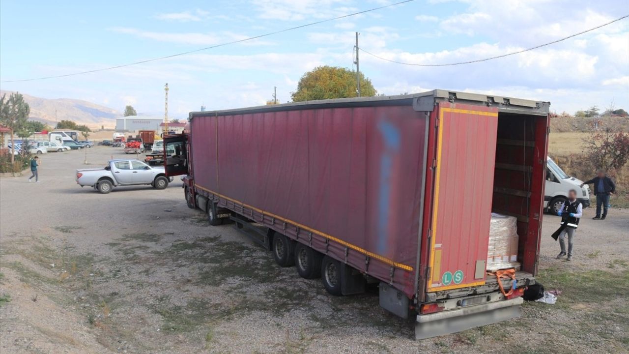 Suşehri'de Tırda Gizlenen 8 Düzensiz Göçmen Yakalandı; Şoför Tutuklandı