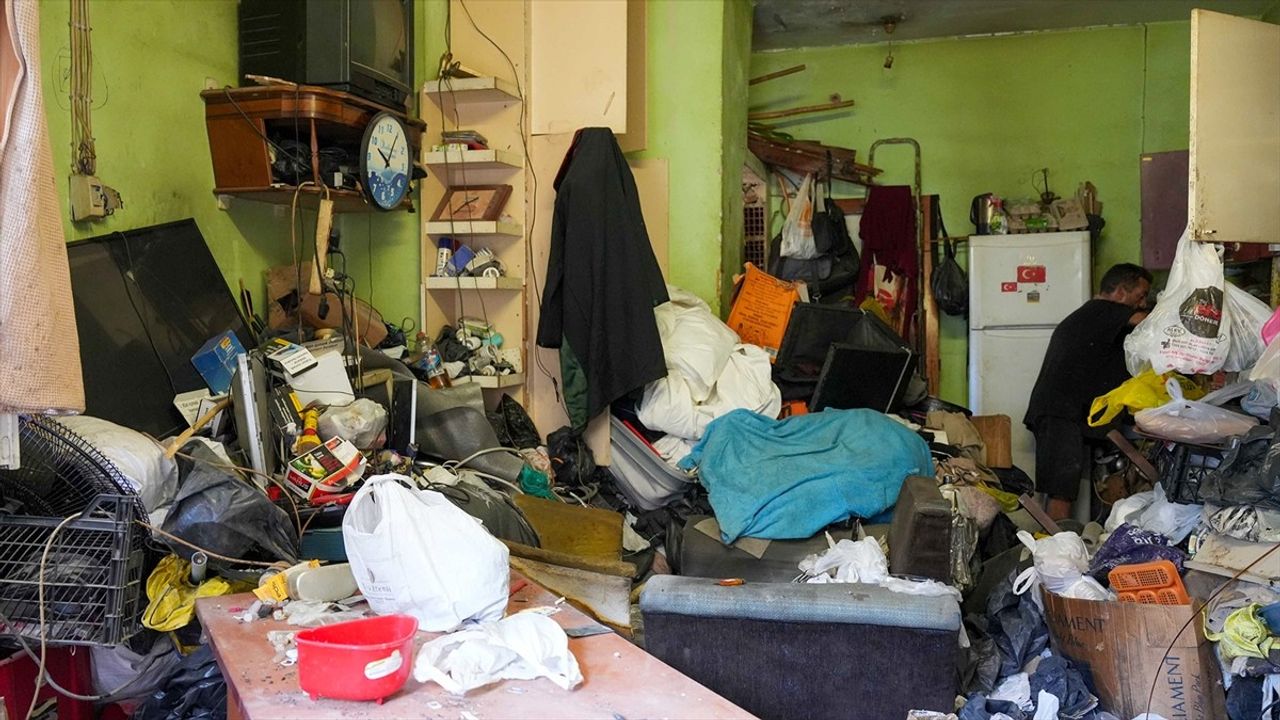 Tarsus'ta Bir Evden 10 Kamyon Çöp Çıkarıldı — Kötü Koku İhbarı