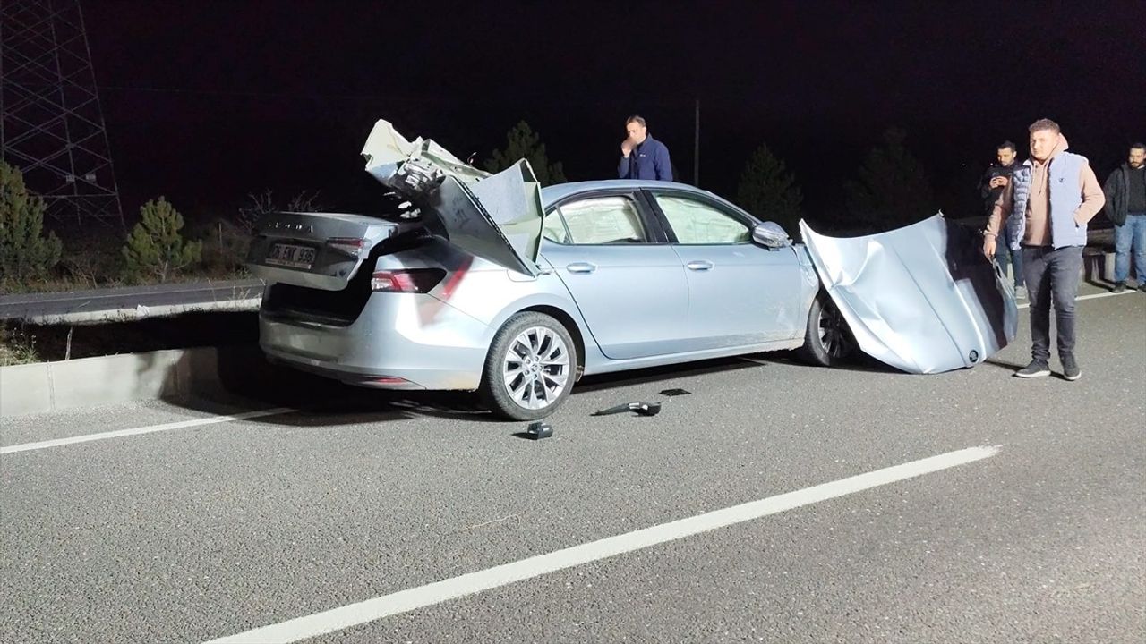 Tavşanlı'da Kamyonla Çarpışma: Otomobil Sürücüsü Öldü, 1 Yaralı