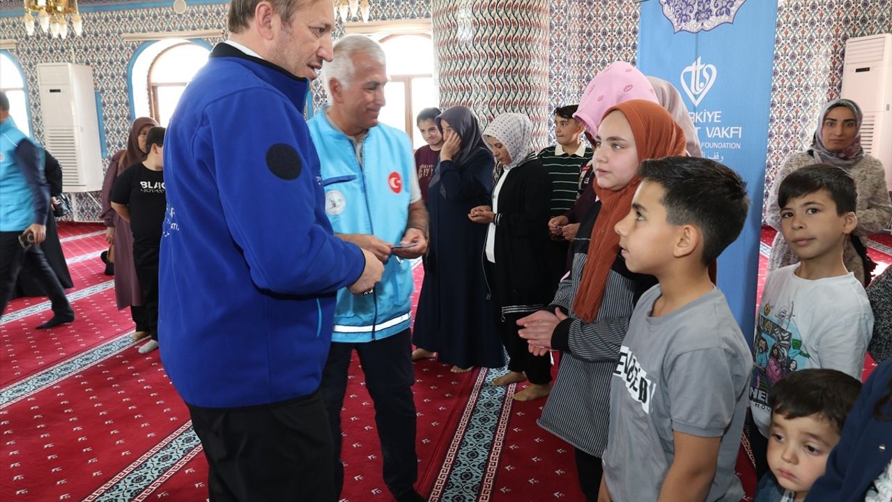 TDV'den Elbistan ve Pazarcık'ta 100 Aileye 5'er Bin Liralık Alışveriş Kartı