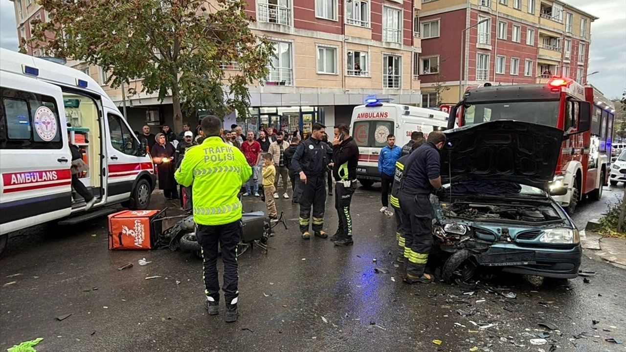 Tekirdağ Çorlu'da Motosiklet ile Otomobil Çarpıştı: 2 Yaralı, Kaza Kamerada