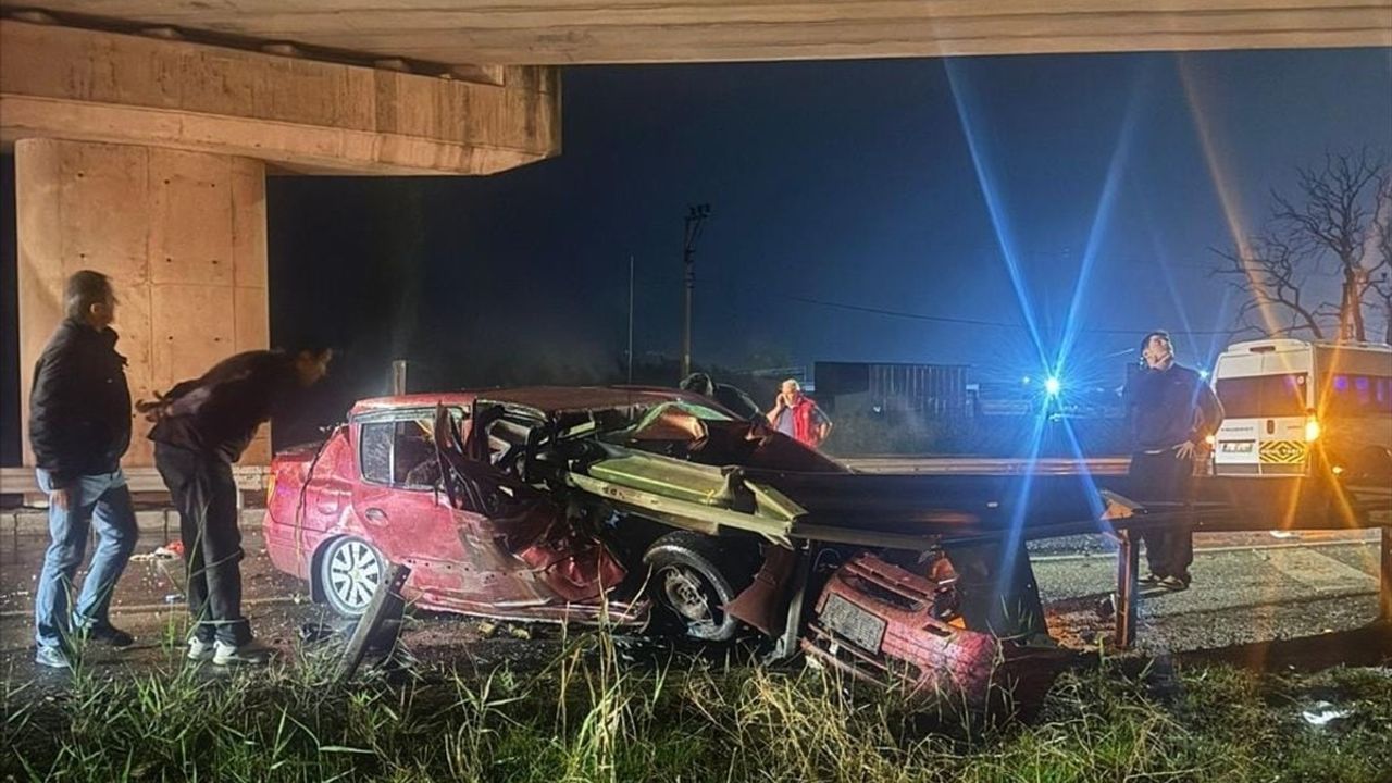 Tekirdağ'da Bariyerlere Çarpan Otomobilde 2 Kişi Öldü
