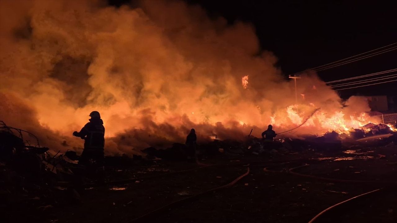 Tekirdağ Kapaklı'da Atık Toplama Merkezinde Yangın — İtfaiye Müdahale Ediyor
