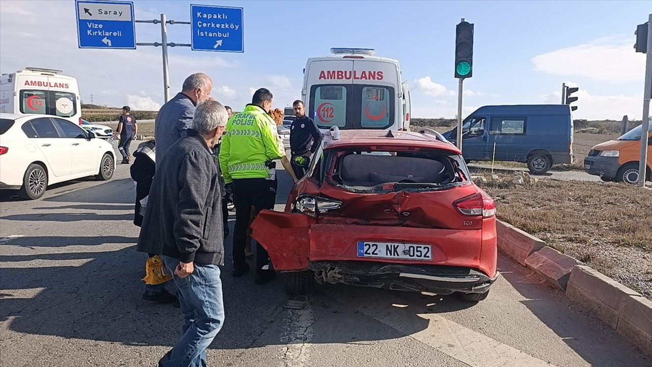 Tekirdağ Saray'da Trafik Kazası: Hafif Ticari Araç ile Otomobil Çarpıştı — 3 Yaralı