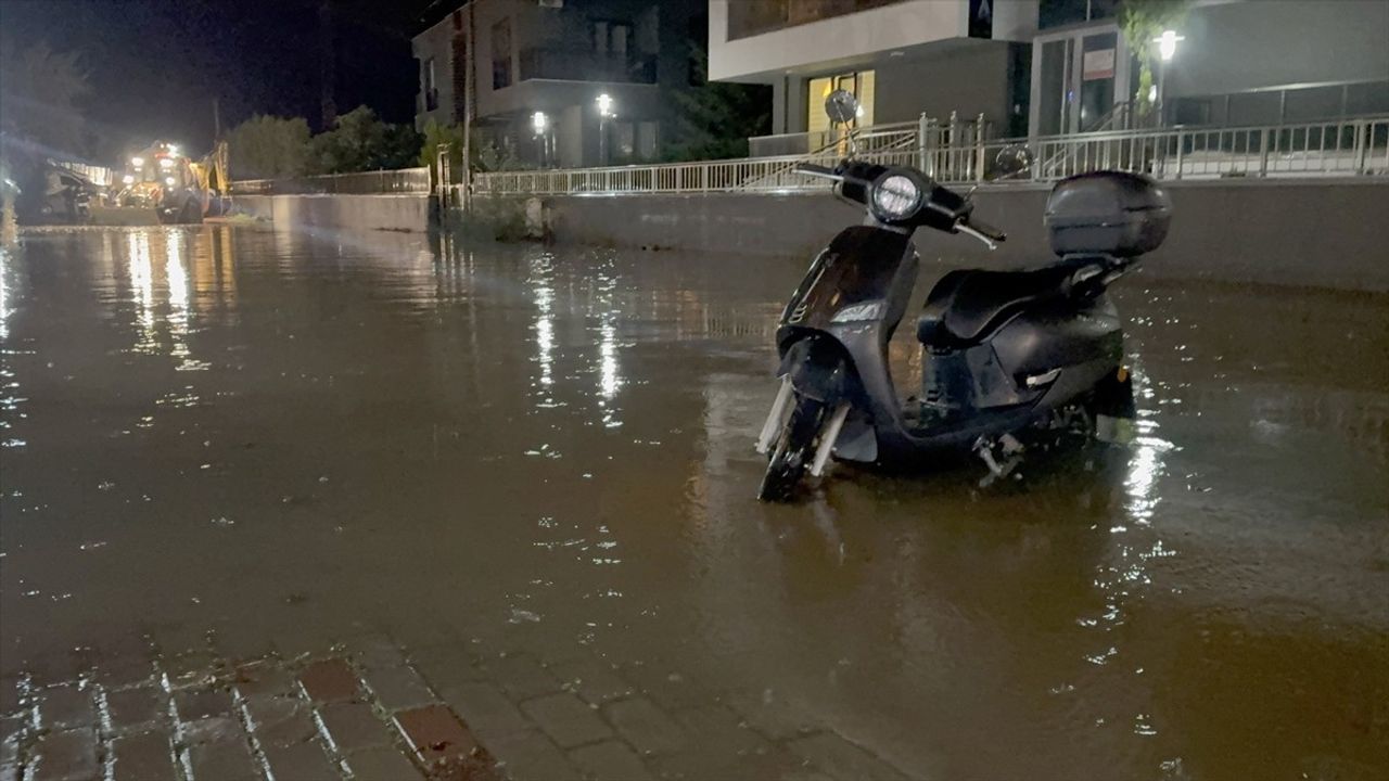 Tekirdağ Süleymanpaşa'da Sağanak: Ev ve İş Yerlerinde Su Baskını