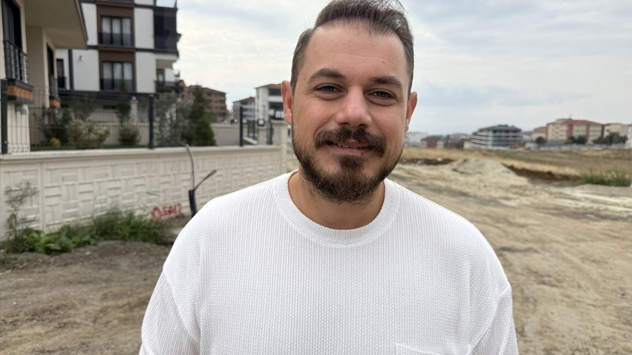 Tekirdağlı Müzisyen Ahmet Merih Çelik Bozuk Yolları Davulla Maniyle Protesto Etti