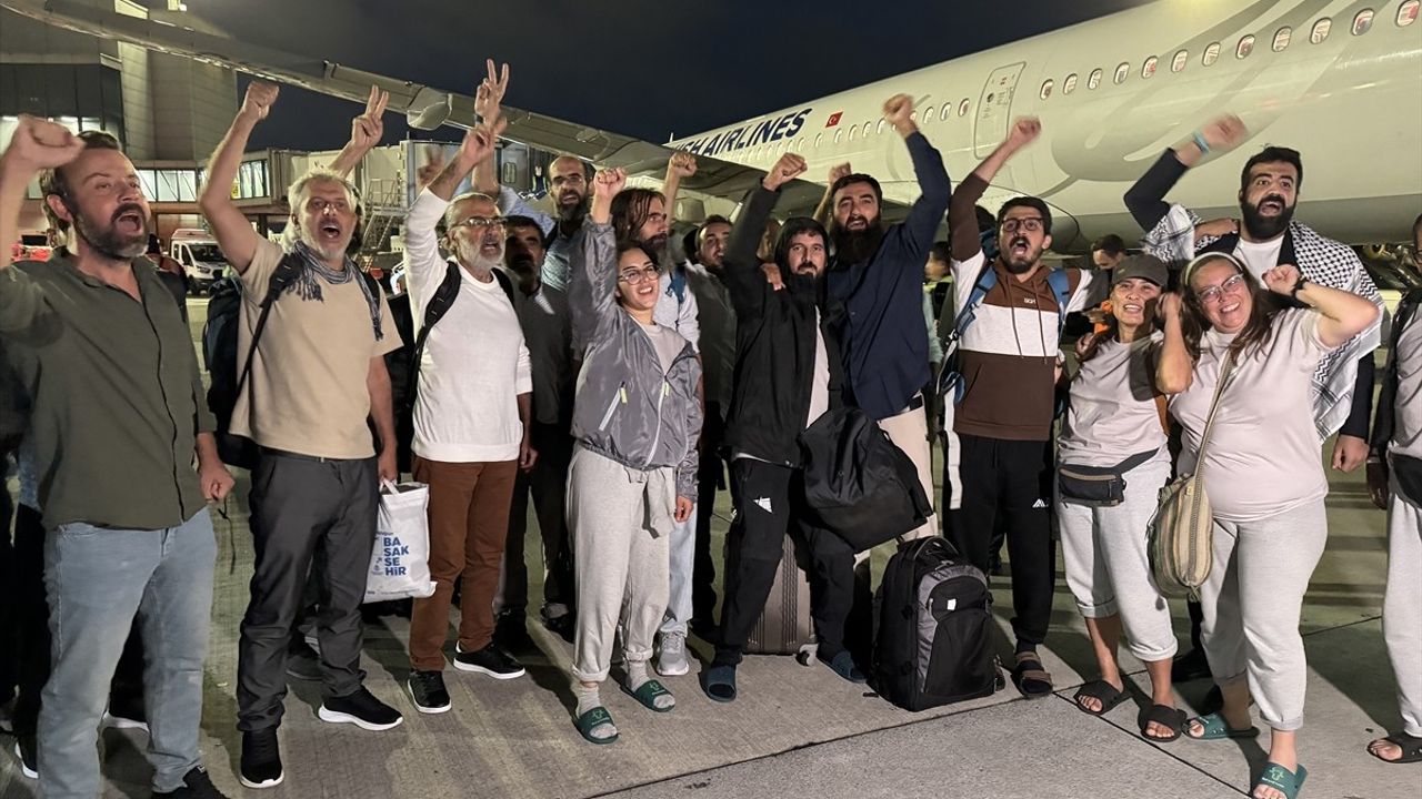 THY Uçağı İstanbul'da: Sumud Filosu'ndan Gelen 15 Türk Aktivist Karşılandı