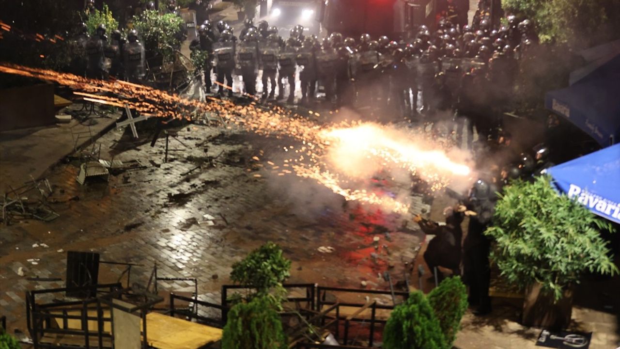 Tiflis'te Cumhurbaşkanlığı Sarayı Önünde Arbede: 21 Polis, 6 Gösterici Yaralandı