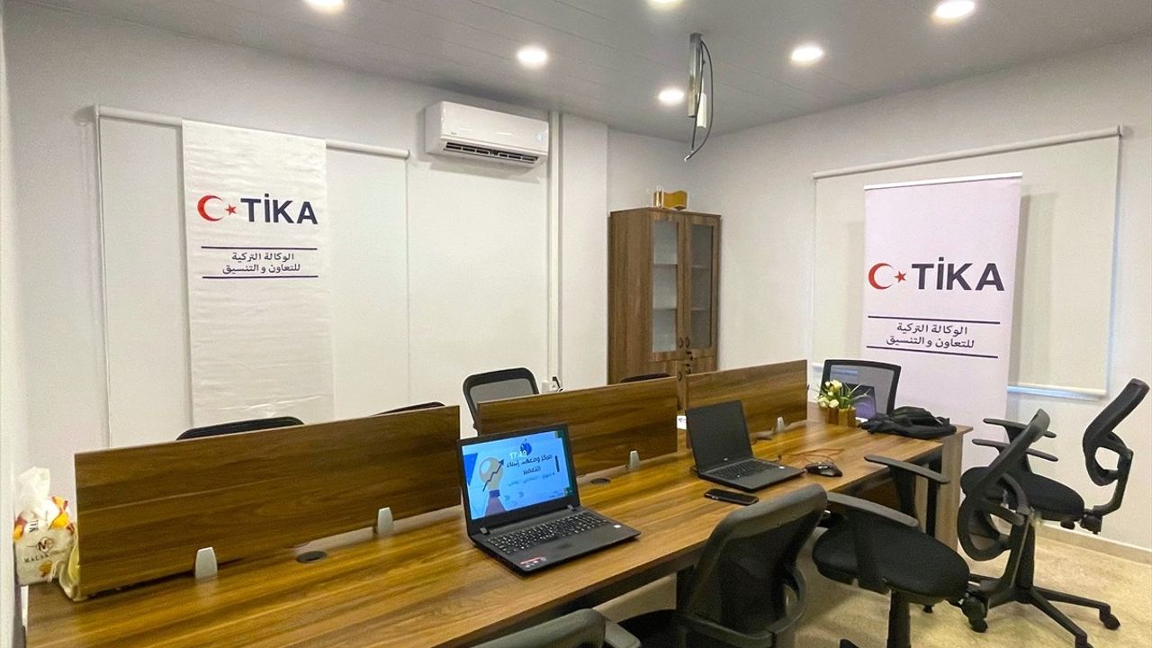 TİKA'dan Ayn el-Hilva'da Telifsiz Ders Kitabı ile Filistinli Mültecilere Eğitim Desteği