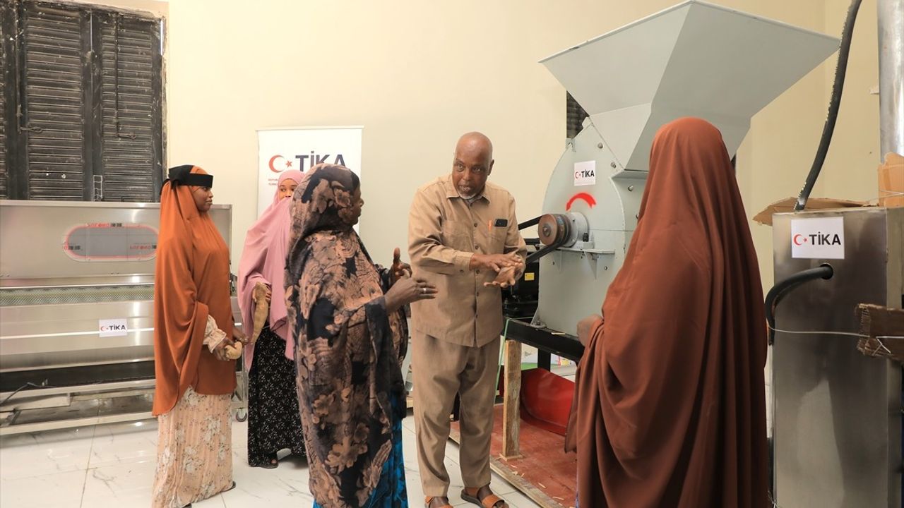 TİKA'dan Somali'de SHARAFCOOP'a 4 Manyok İşleme Makinesi Desteği