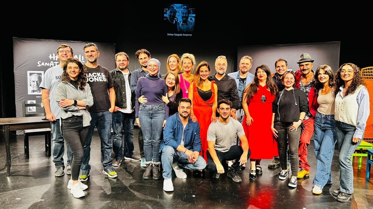 Tiyatro Frankfurt 'Aşkımızın Son Durağı' ile 2025-2026 Sezonunu Açtı