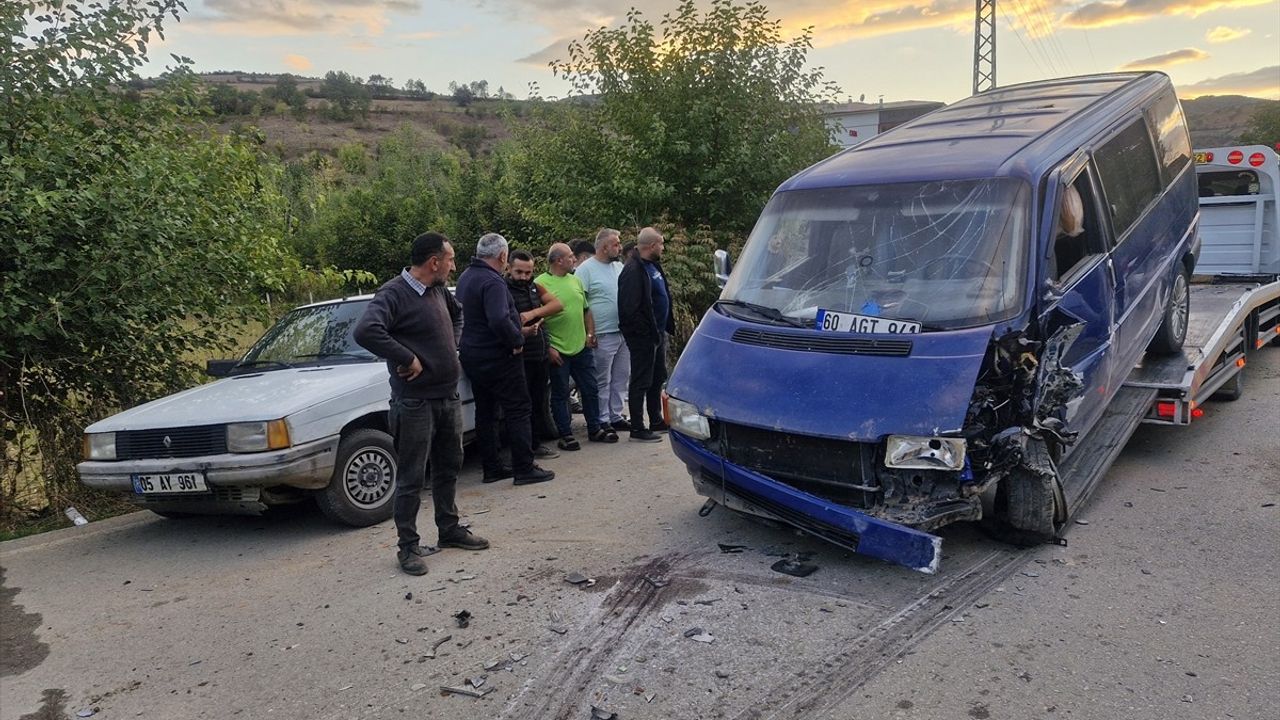 Tokat Erbaa'da Otomobil ile Minibüs Çarpıştı: 5 Yaralı