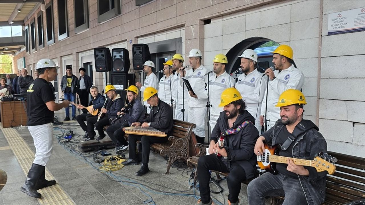 Turistik Karaelmas Ekspresi Zonguldak'a Üçüncü Kez Geldi: Madenci Korosu Karşıladı