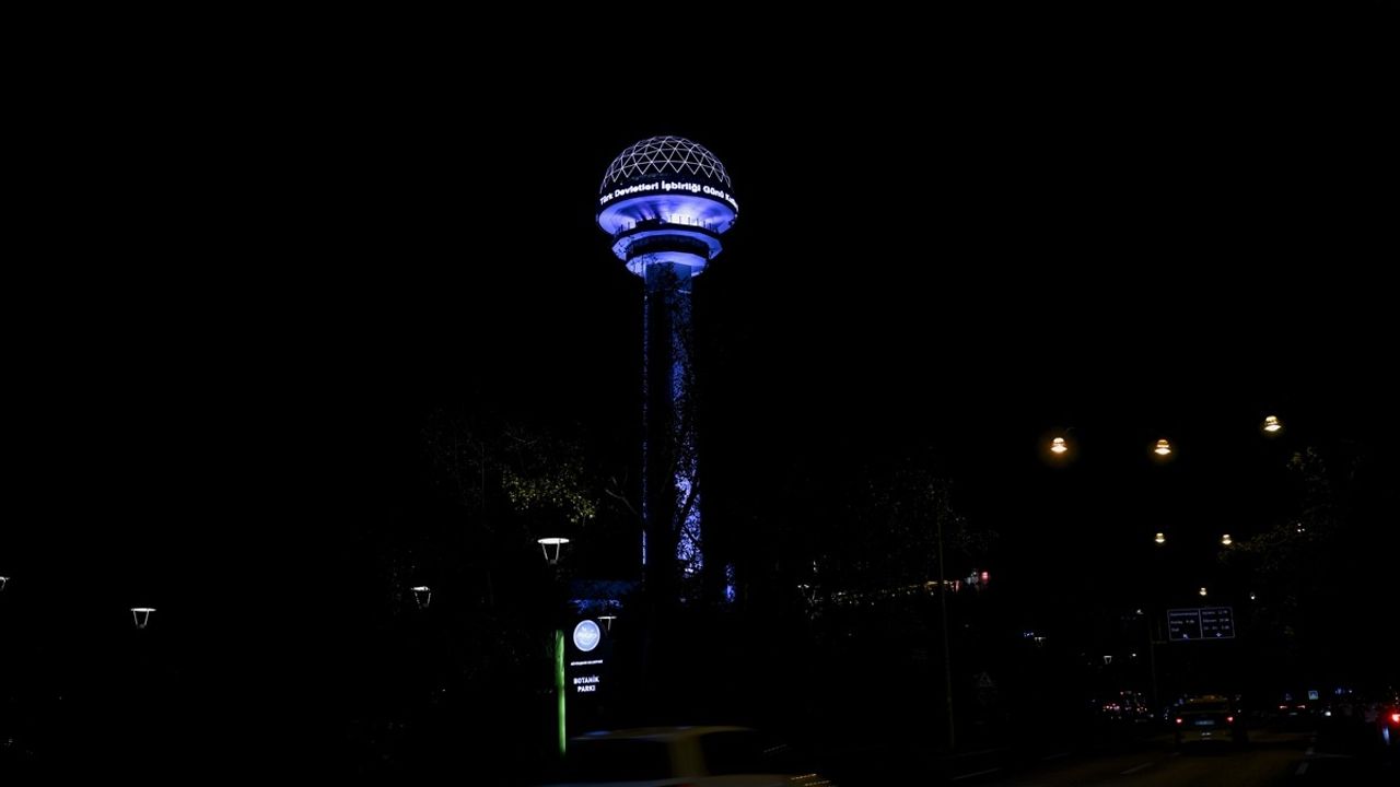 Türk Devletleri İşbirliği Günü'nde İstanbul ve Ankara'da Simge Yapılar Turkuazla Aydınlandı