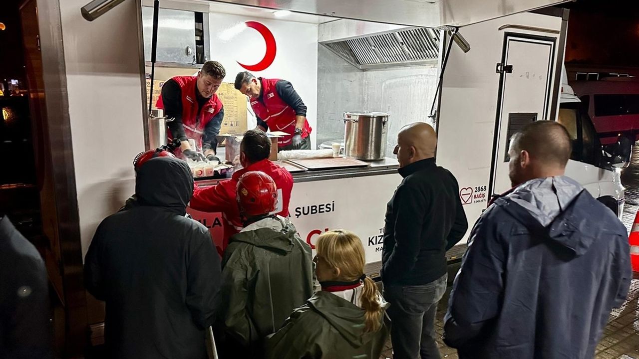 Türk Kızılay Sındırgı'da 6,1'lik Depremde Binlerce Kişiye Beslenme Desteği