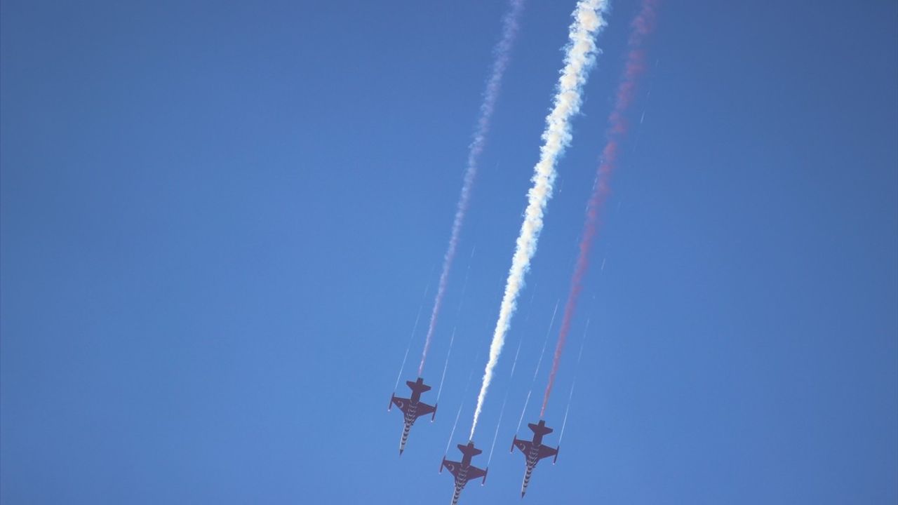 Türk Yıldızları Bandırma'da Nefes Kesen Gösteri Uçuşu