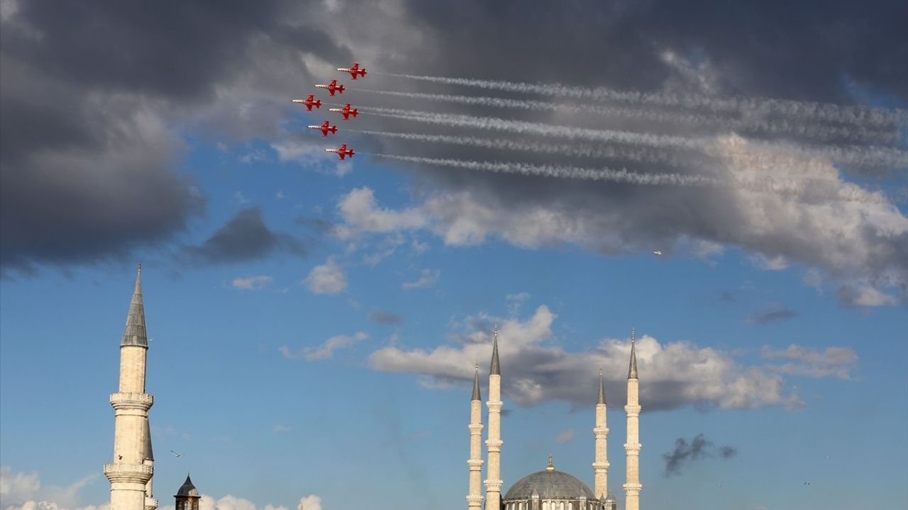 Türk Yıldızları Edirne'de Test Uçuşu — Selimiye Semalarında Gösteri Hazırlığı