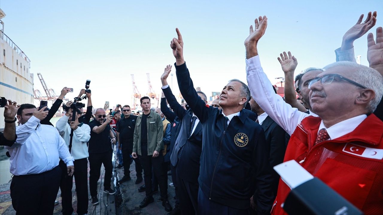 Türkiye'nin 17. 'İyilik Gemisi' Mersin'den Gazze'ye Uğurlandı