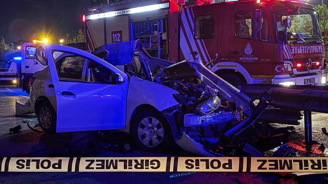 Ümraniye'de Bariyerlere Saplanan Otomobil: 1 Ölü, 1 Ağır Yaralı