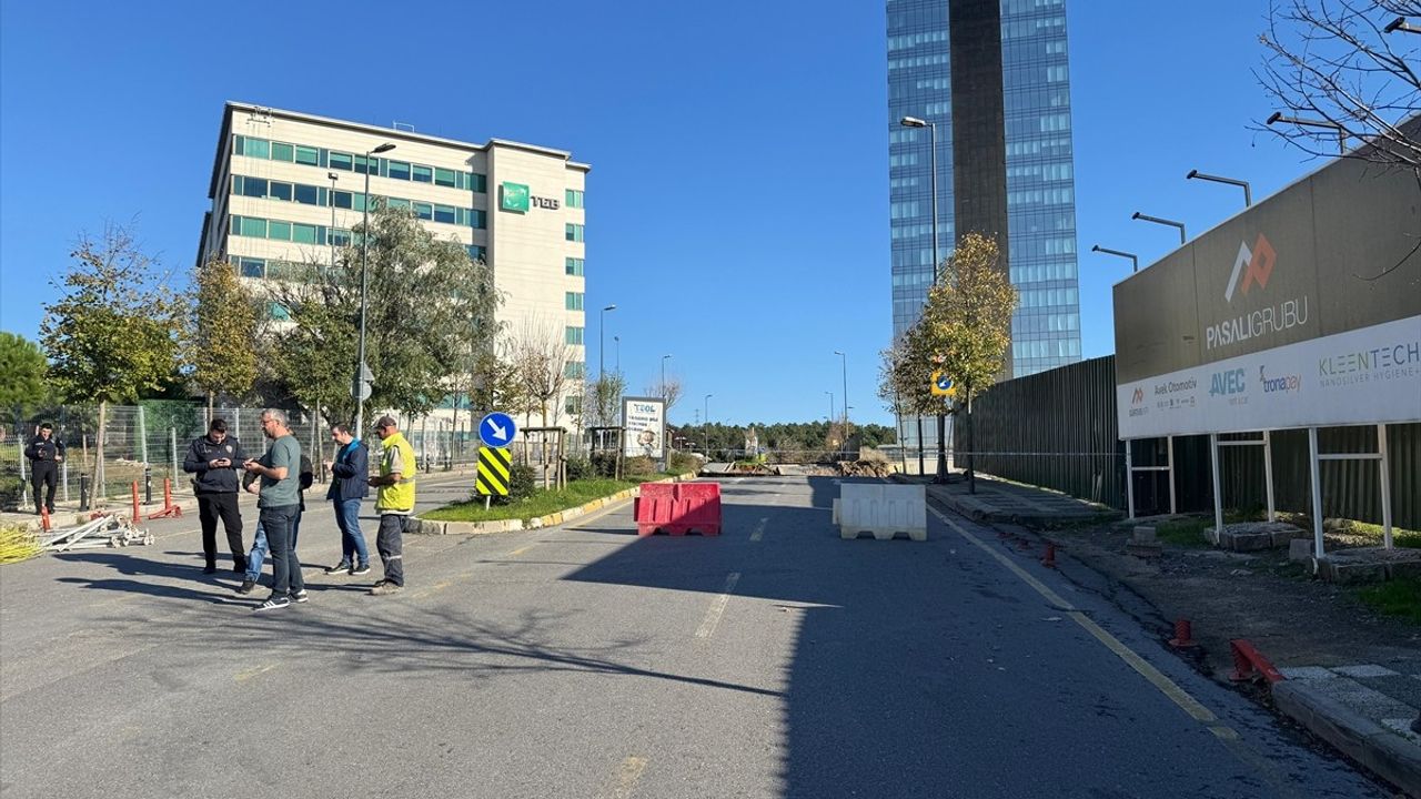 Ümraniye'de İstinat Duvarı Yıkıldı, Yol Çöktü