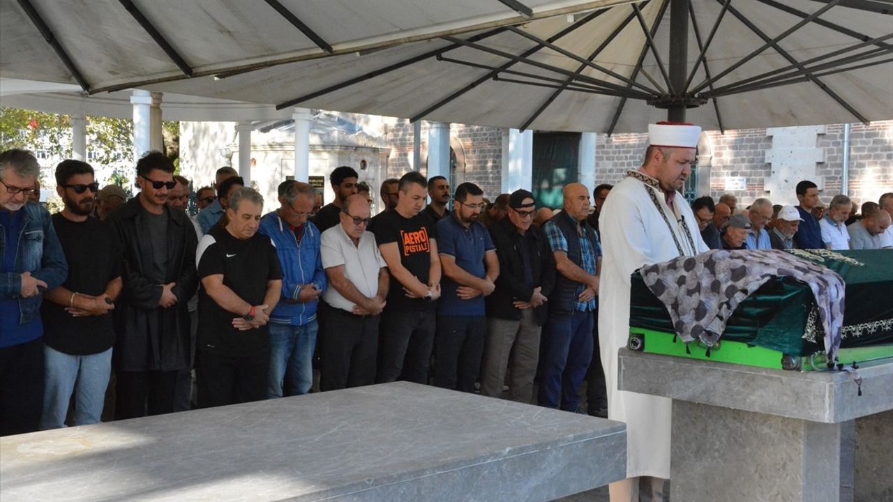 Uraz Kaygılaroğlu'nun Babaannesi Nezahat Kaygılaroğlu Balıkesir'de Toprağa Verildi