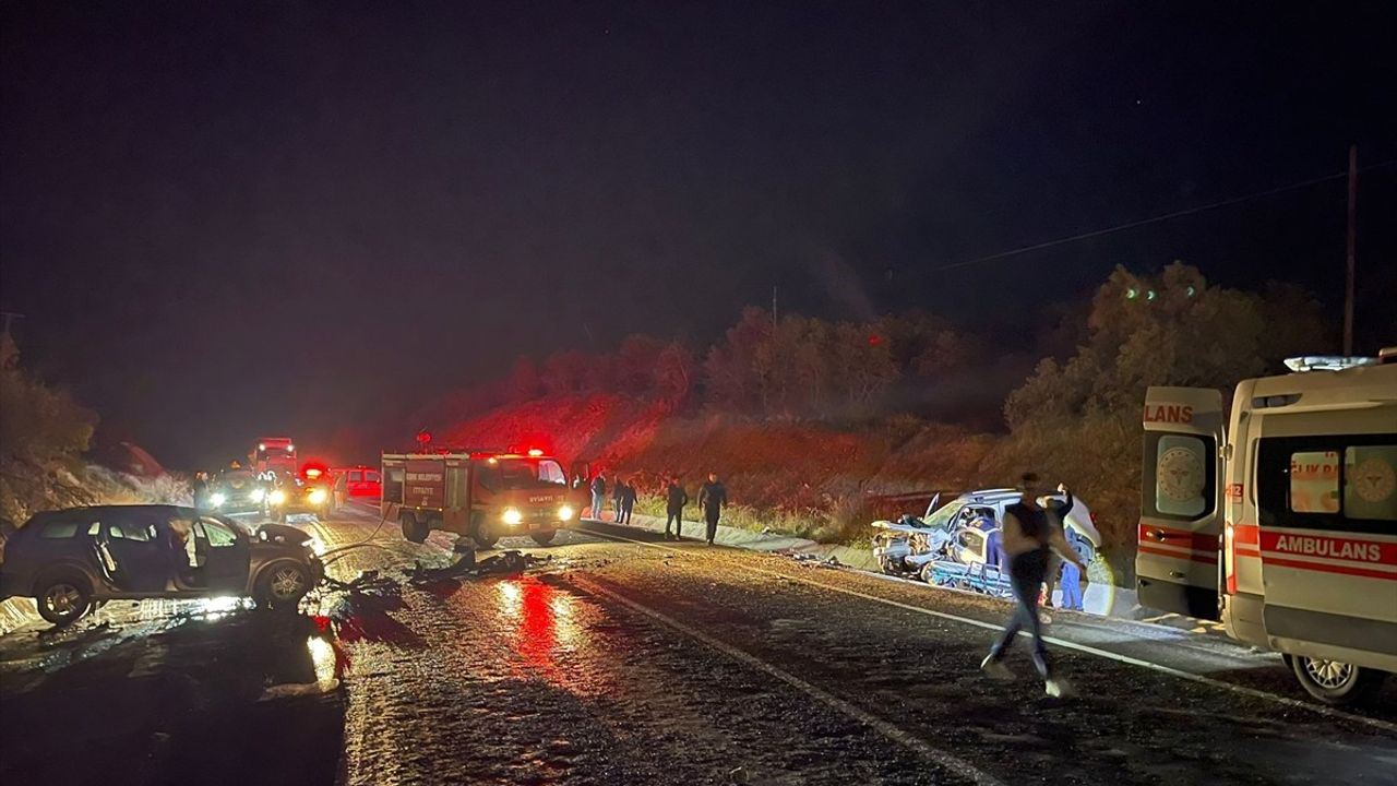 Uşak'ta Cip ile Otomobil Çarpıştı: Karı Koca Öldü, 3 Yaralı