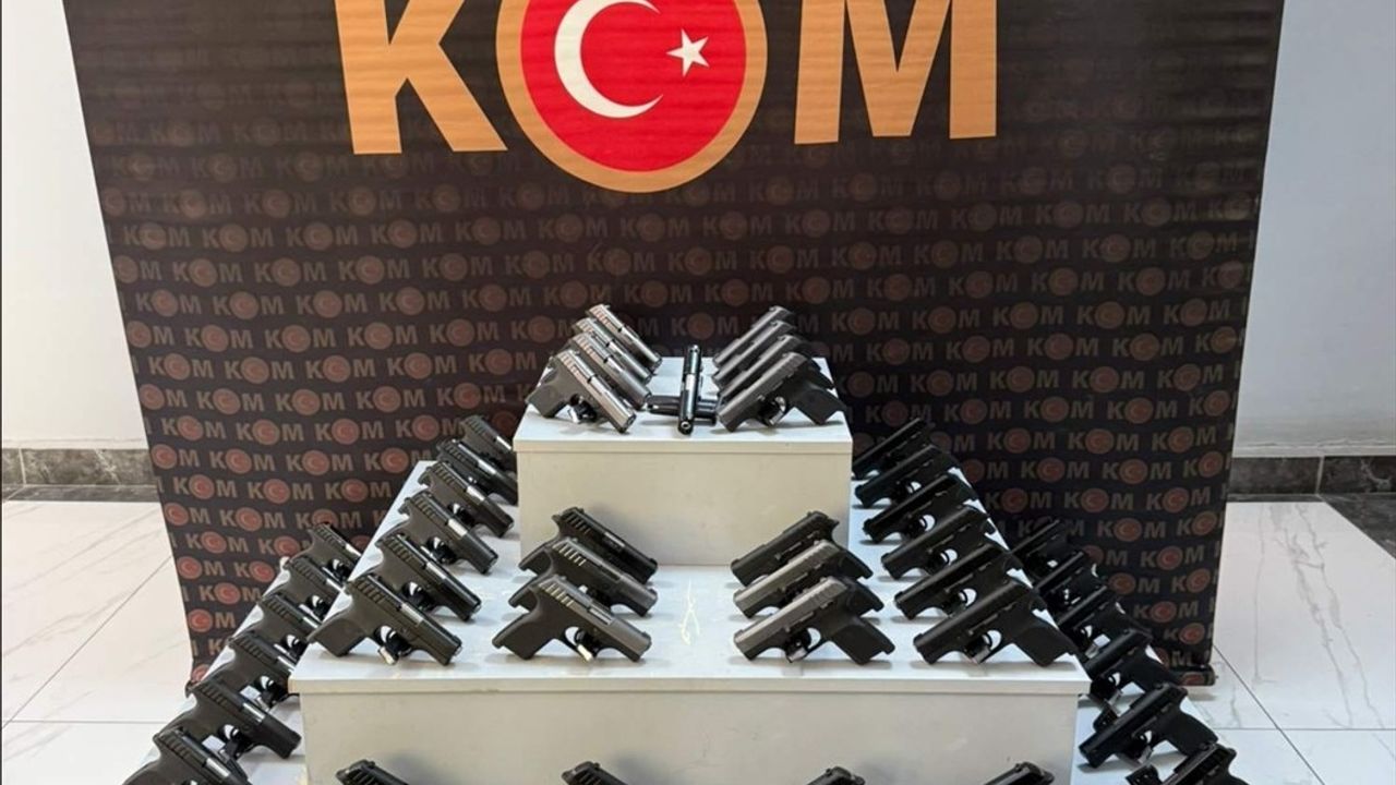 Uşak'ta Otobüste 55 Ruhsatsız Tabanca Ele Geçirildi: Yolcu Tutuklandı