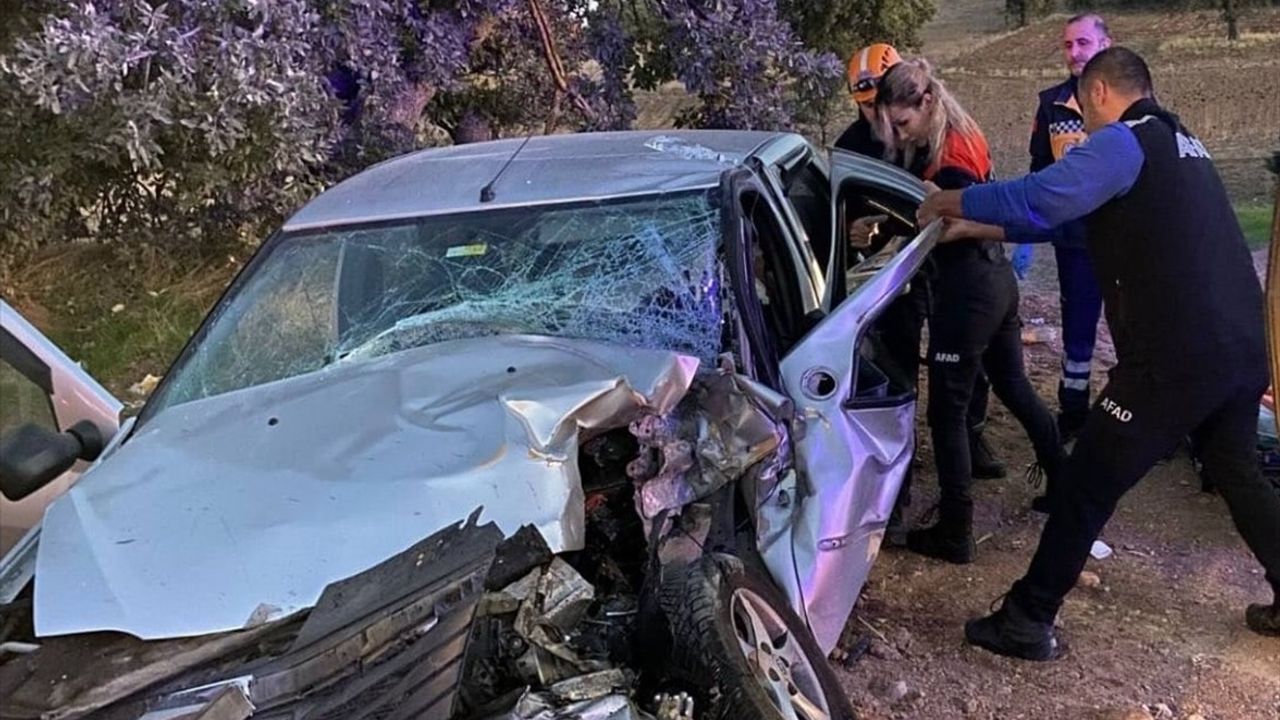 Uşak Ulubey'de Traktörle Çarpışma: Otomobildeki Karı Koca Yaralandı