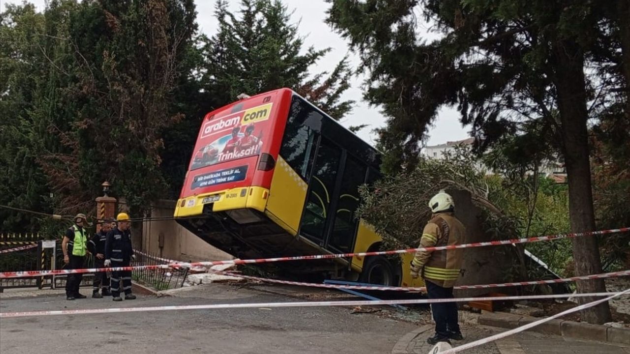 Üsküdar'da İETT Otobüsü El Freni Çekilmeyince İstinat Duvarına Çarptı