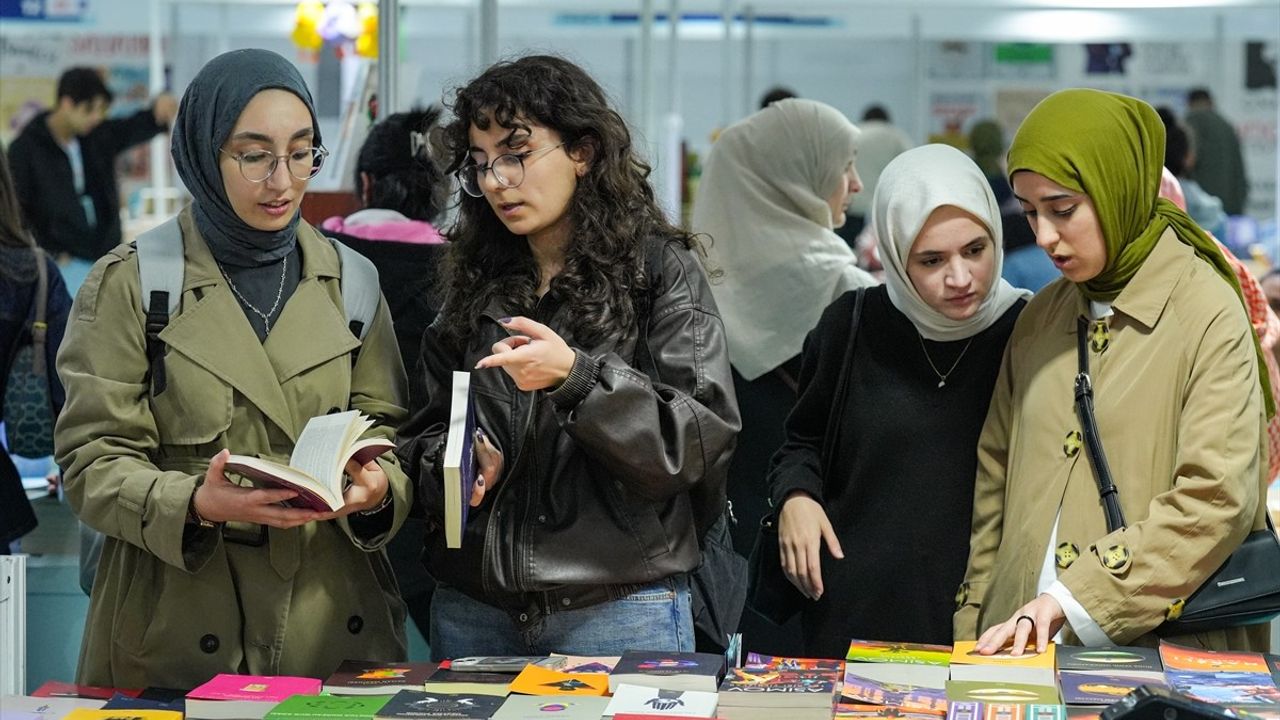 Üsküdar'da 'Nehirden Denize Şiir' Dinletisi ile Filistin'e Destek