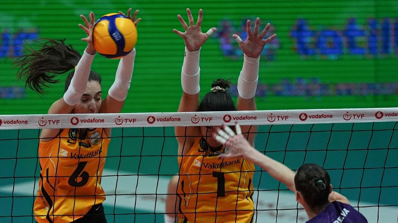 VakıfBank, Vodafone Sultanlar Ligi açılışında Zeren Spor'u 3-1 yendi