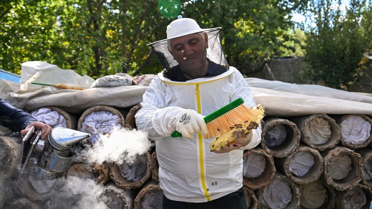 Van'da 50 Kişilik Turist Kafilesi Karakovan Balı Hasadı