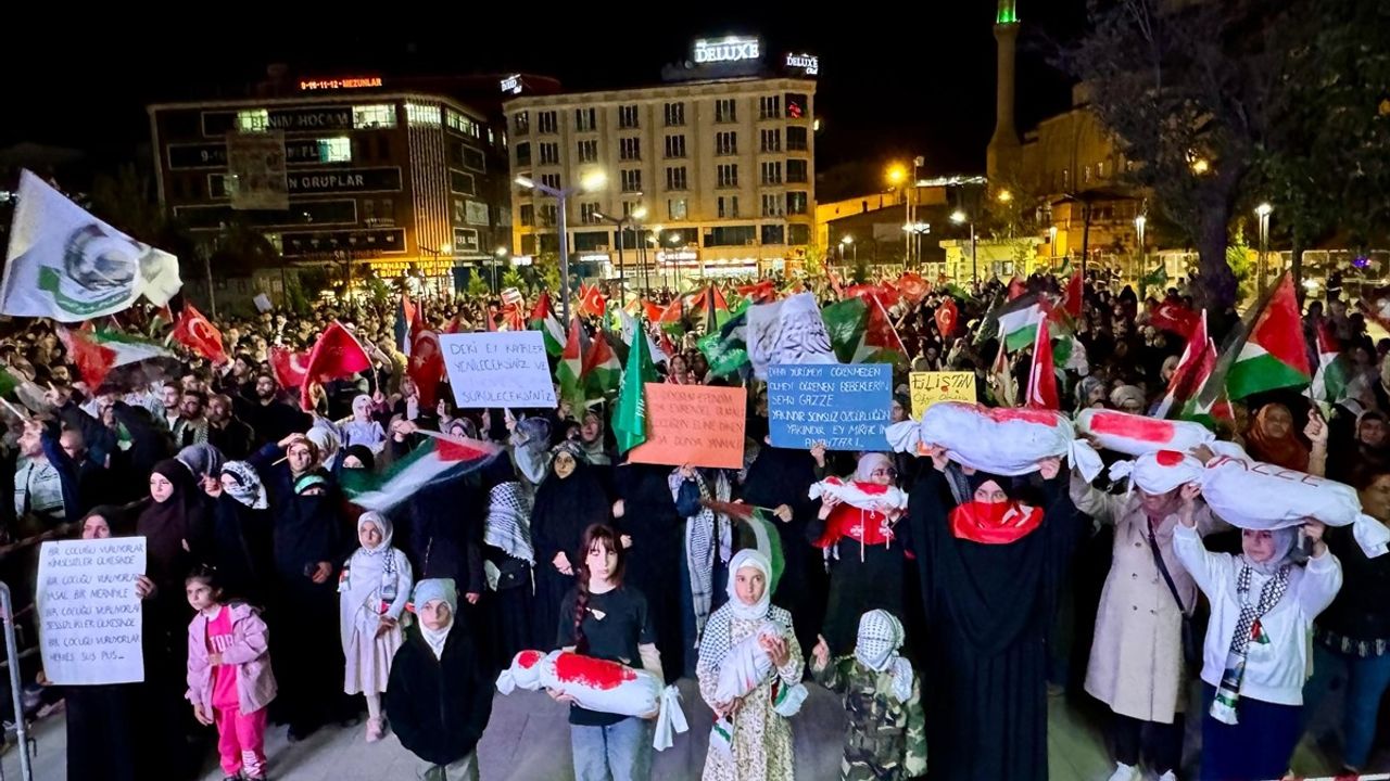 Van'da Binlerce Kişi Gazze'ye Destek İçin İsrail'i Protesto Etti