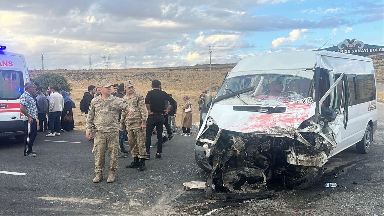 Van'da öğrenci servisi ile tır çarpıştı: 11'i öğrenci 14 yaralı