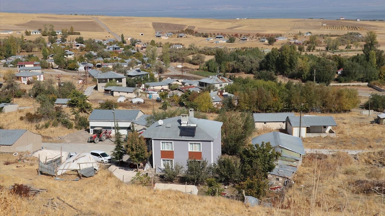 Van'da Yaylıyaka Yeniden İnşa Edildi: Depremzedeler Güvenle Evlerinde