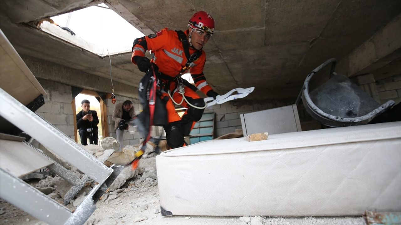 Van Depremi'nin 14. Yılında AFAD Koordinasyonunda Arama Kurtarma Tatbikatı