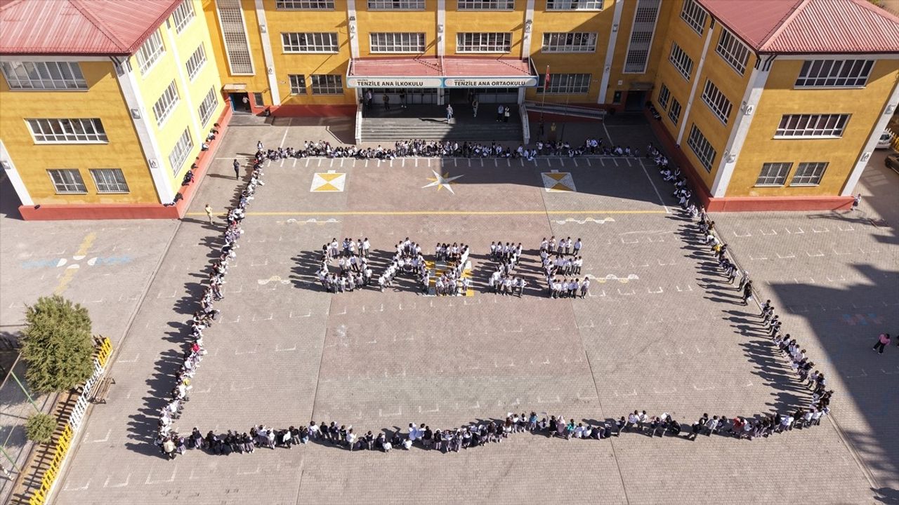 Van Erciş'te Öğrencilerden 'Gazze' Koreografisi