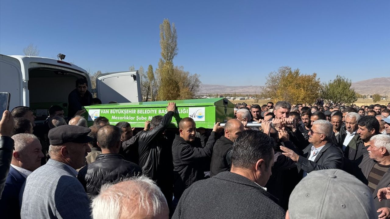 Van-Hakkari Kara Yolu Kazası: Aynı Aileden 3 Kişi Toprağa Verildi