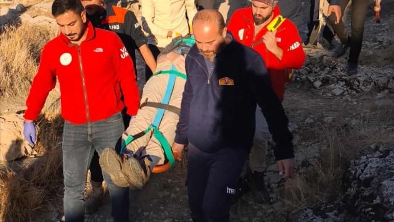 Van Kalesi'nde Alman Turist Mağaraya Düştü, UMKE ve AFAD Kurtardı