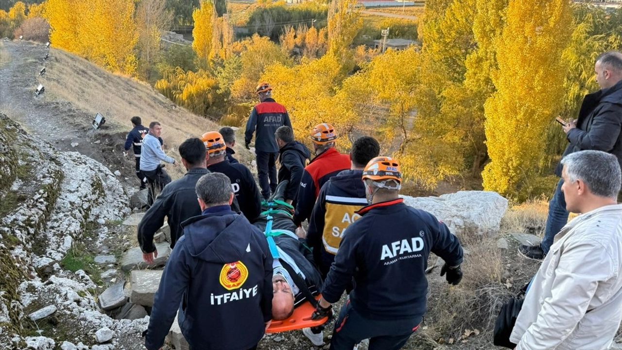 Van Kalesi'nde Kayalıkta Düşen 40 Yaşındaki Kişi Ekiplerce Kurtarıldı
