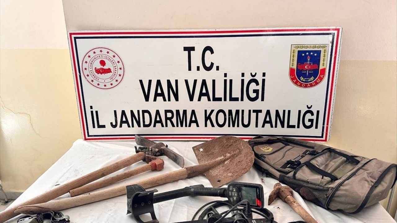 Van Özalp'te Jandarma Operasyonu: 6 Kaçak Kazı Şüphelisi Suçüstü Yakalandı